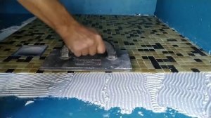Как сделать укладку мозаики в душевой кабине на пол вокруг слива трапа. На что укладывать мозаику