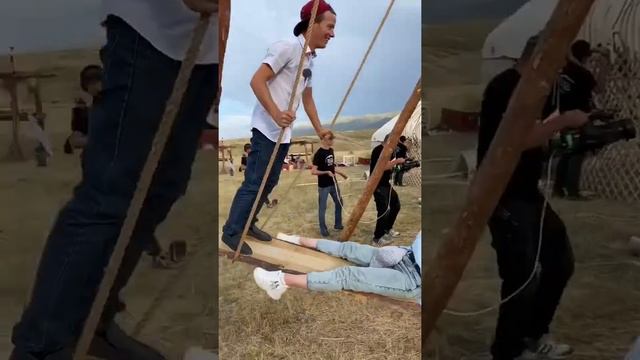 "Байланыс аясынан тыс жерде" Салтанат, Алисултан, Женіс - Алтыбақанда смотреть онлайн