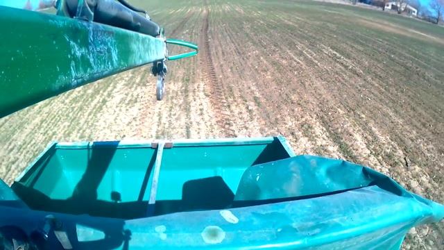 Разбрасывание удобрений / Fertilizer spreading with Belarus 82 and Pronar FD2 M10 смотреть онлайн