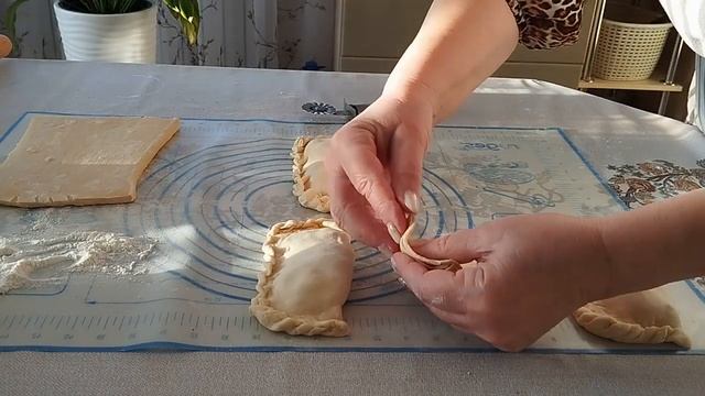 Ленивые пирожки в духовке К ЧАЮ Из слоеного теста смотреть онлайн