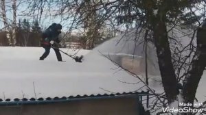 Убираем снег с крыши.2022г