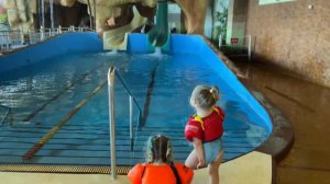 Алиса развлекается в аквапарке! Что случилось в аквапарке?!