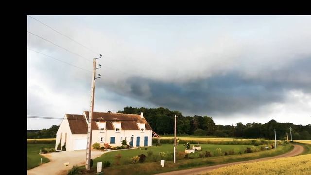 Гроза в деревне во Франции. Гром и молнии, страшно, но красиво смотреть онлайн