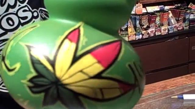 They're not even Bongs they are pieces of Art - New Amsterdam Cafe смотреть онлайн