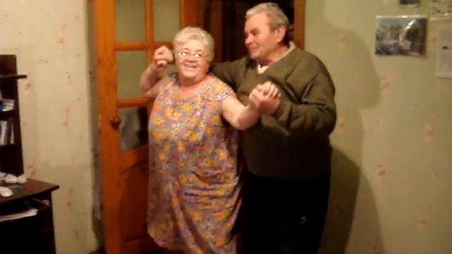Дедушка с бабушкой танцуют. Так мило))) смотреть онлайн