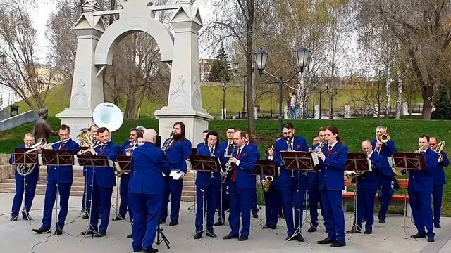 Духовой оркестр в Струковском саду в Самаре исполняет вальс "На сопках Манчжурии" смотреть онлайн