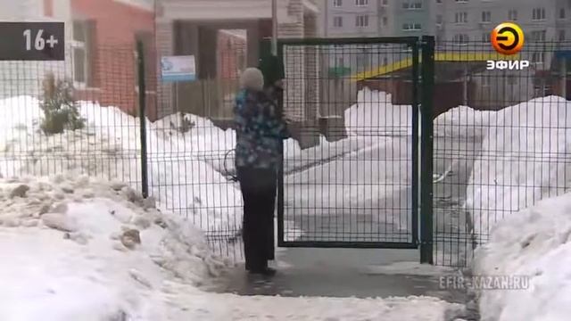 Ребенок сломал ногу во время занятий на крытом катке смотреть онлайн