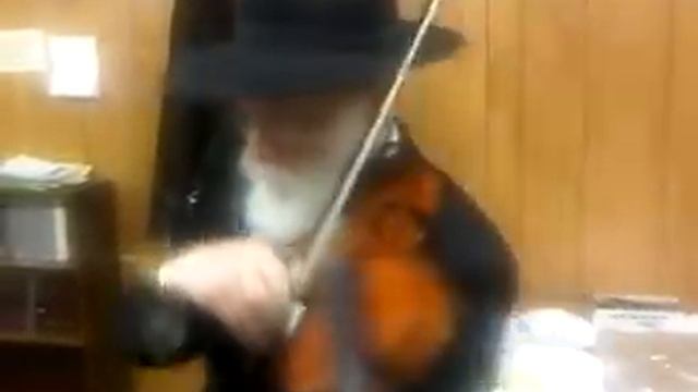 Rabbi Horowitz playing Alter Rebbe's Niggun at Yud Tes Kislev Farbrengen at Bais Hamedrash Eliyahu смотреть онлайн