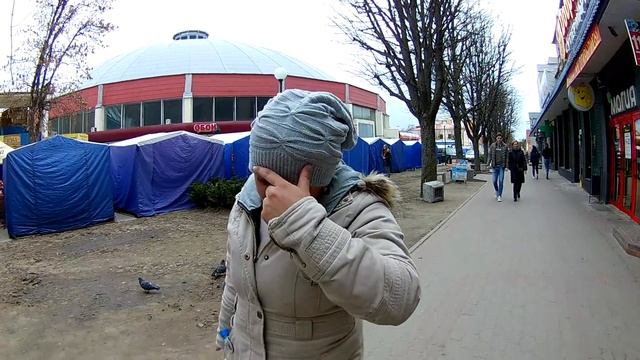 Молодая цыганка попрошайка разводит доверчивых лохов и насылает проклятия матами и бранью в Бресте смотреть онлайн