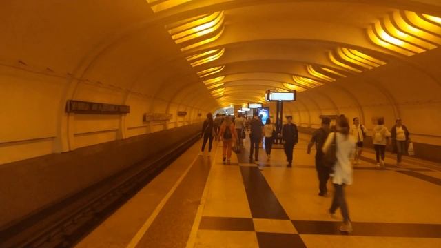 Оранжевое освещение на станции "Улица академика Янгеля" 2000-2023 (Часть 1) смотреть онлайн