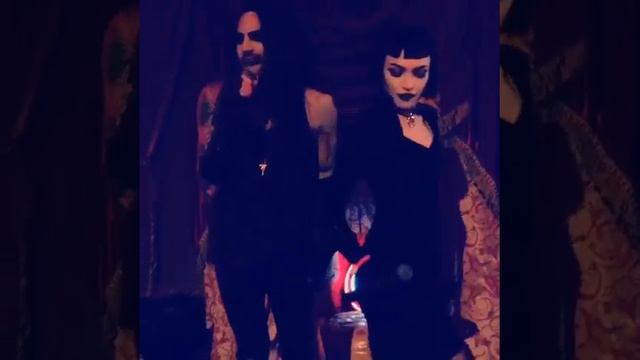 Adam Lambert IG: Oh we were feeeeeeelin it. @ivylevan #blackvelvet @singordiekaraoke смотреть онлайн