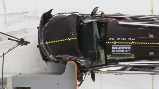 2013 Toyota RAV4 driver-side small overlap IIHS crash test смотреть онлайн