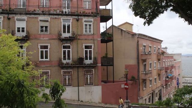 Lisbon on a Budget / Travel Vlog, Best Locations & Restaurants, Night Life ? смотреть онлайн