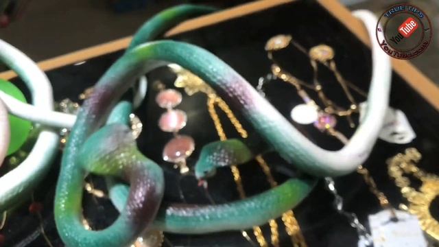 Rubber Snake Toys смотреть онлайн