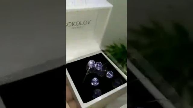 Пусеты и кольцо из серебра с кристаллами #SWAROVSKI от SOKOLOV смотреть онлайн