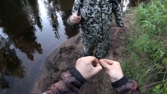 Рыбалка на лесной речке. Ловля хариуса на удочку. Костёр, уха из хариуса и просто отличный отдых. смотреть онлайн