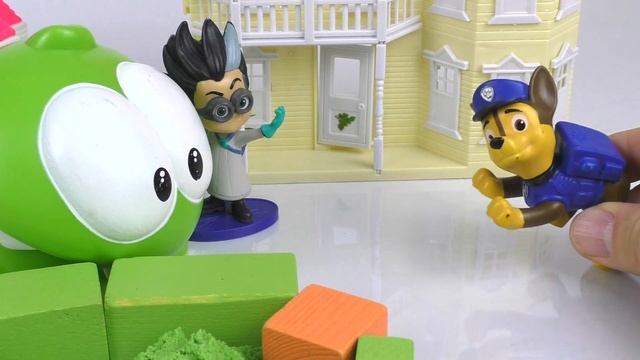 Мультик- Ам Ням играет с кинетическим песком и кубиками!