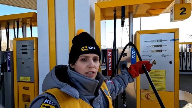 ЖІНКА НА АЗС. Скільки чайових отримує заправник? | В ЧОМУ СПРАВА #5 смотреть онлайн