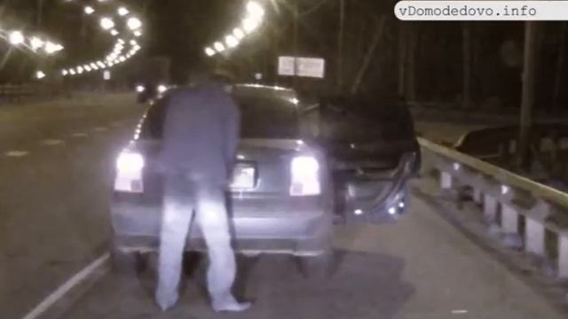 В Домодедово видеорегистратор снял кражу смотреть онлайн