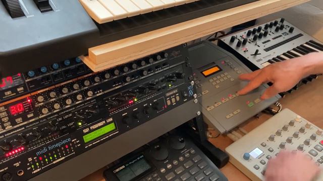 Sweetex : Monologue, SY85, DrumStation, Boss 660, Model:Cycles, Boss DE-200, MMT-8, Alesis 3630 смотреть онлайн