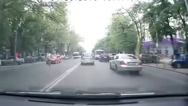 Камера засняла наезд на пешехода в центре Кишинева смотреть онлайн