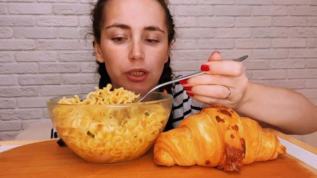 МУКБАНГ| ЛАПША РОЛТОН🍝 И СОСИСКИ, КРУАССАН С СЫРОМ| MUKBANG| ASMR смотреть онлайн