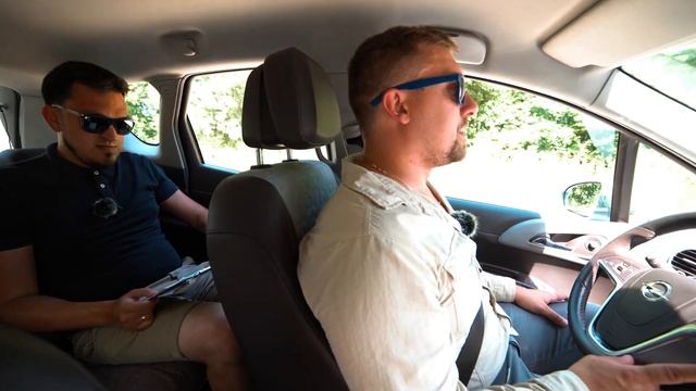 Выбор между комфортом и практичностью: Volkswagen Passat vs Opel Meriva смотреть онлайн