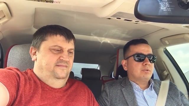 Пассажир такси разбил стекло машины рукой. смотреть онлайн