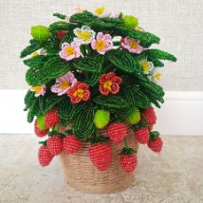 Земляника из бисера мастер-класс. Strawberry beaded master class.