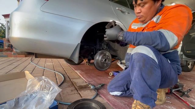 How to replace rear brake pads and rotors on Toyota Aurion смотреть онлайн