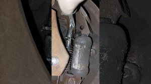 Замена тормозного барабана и регулировка колодок задних Geely MK