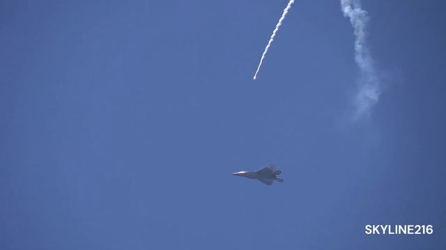F22 RAPTOR VS F15 SUPER HORNET PERFORMANCE смотреть онлайн