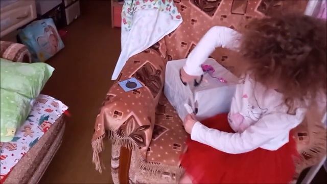 Дед Мороз пришёл ночью и положил подарки под ёлку. Его видела только Лера? смотреть онлайн