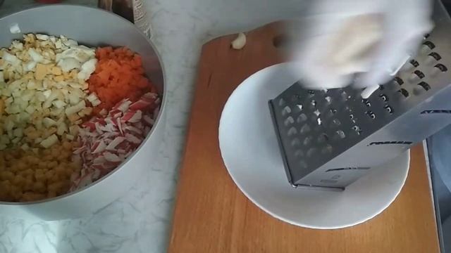 Салат с плавленым сыром и крабовыми палочками смотреть онлайн