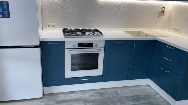 Odissey | Кухня с фасадами Makberry из крашенного массива дерева и столешницей из акрилового камня смотреть онлайн