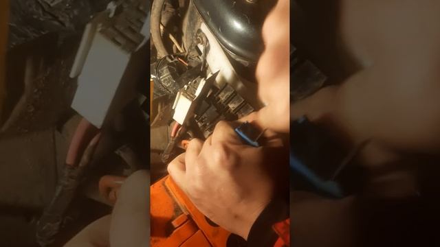 Как разборобрать и зачистить блок предохранителей под капотом приора смотреть онлайн