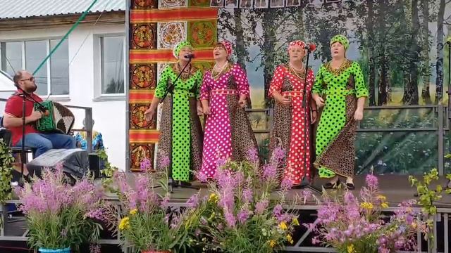 Фрагмент выступления ансамбля "Берегиня" Большевистского сельского дома культуры. смотреть онлайн