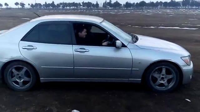 Нереальный трюк. Тойота альтезза (Toyota altezza) самая быстрая, светская, красивая машина в мире. смотреть онлайн
