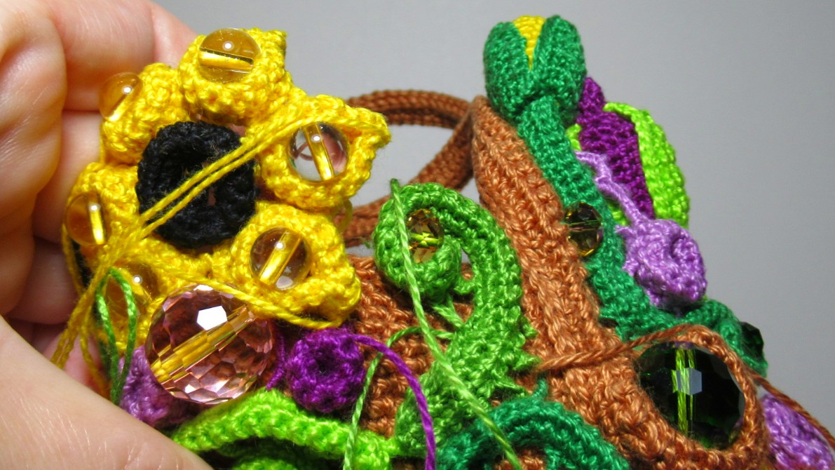 Пришиваю завиток справа от застежки вязаной крючком сумки смотреть онлайн