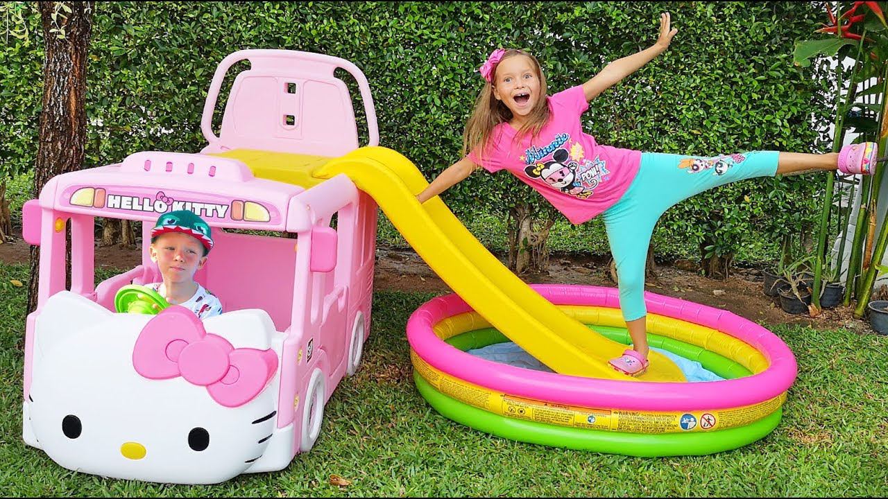 София и Макс играют с новым игрушечным автобусом смотреть онлайн