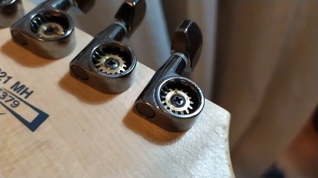 Как разобрать колок гитары