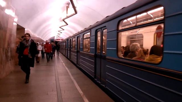 Вот это поворот! Станция метро Баррикадная, Электропоезд Еж3 смотреть онлайн