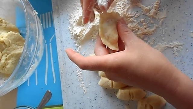 В ГОСТЯХ У ДОЧЕРИ СУПЕР-ПОДСКАЗКА ДЛЯ ВАРЕНИКОВ С ЯГОДАМИАМИ смотреть онлайн