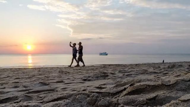 Вечер и закат на одном из пляжей о.Ланта, Таиланд. смотреть онлайн
