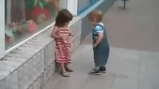 Сложно избавиться от назойливого поклонника.Ухаживания маленького мальчика. смотреть онлайн