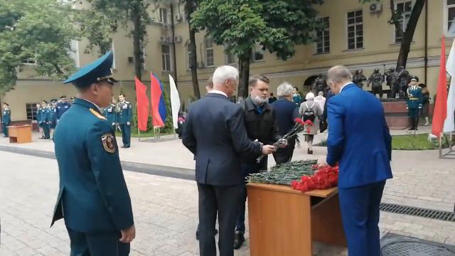 Сотрудники и ветераны пожарной охраны Москвы возлагает цветы к памятнику "Огнеборцам Москвы" смотреть онлайн