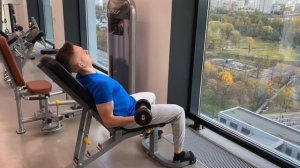 Сгибания с гантелями на бицепс сидя на наклонной скамье