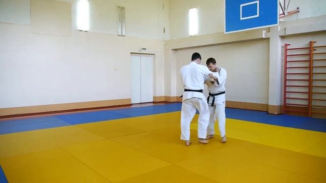ASHI GURUMA / Бросок через ногу скручиванием под отставленную ногу / 足車 смотреть онлайн