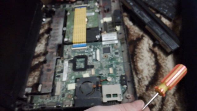 ASUS Eee PC X101H ОБЗОР РАЗБОРКА НЕТБУК РАБИРАЕЮ И СМАТРЮ В ЧТО В ВНУТРИ