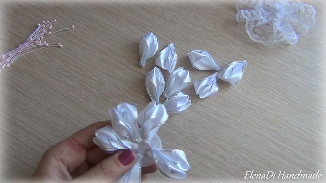 Пышные белые цветы с новым лепестком\Канзаши смотреть онлайн